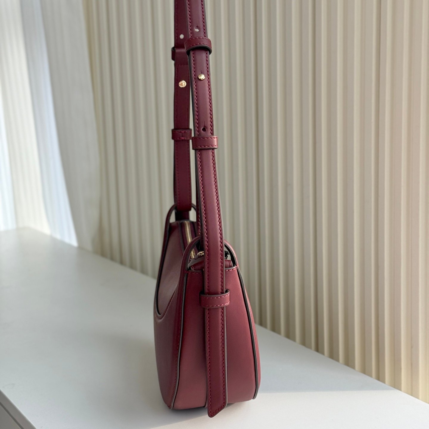 Polène Tonca – Sac en Cuir Grainé Demi-Lune – Image 23