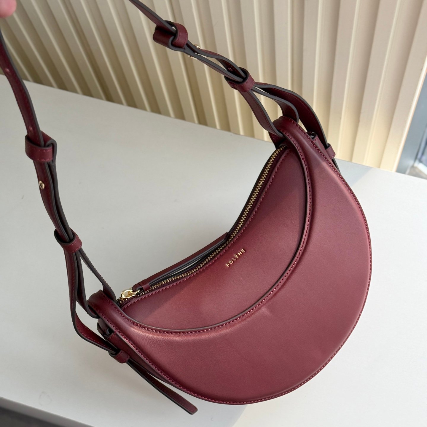 Polène Tonca – Sac en Cuir Grainé Demi-Lune – Image 24