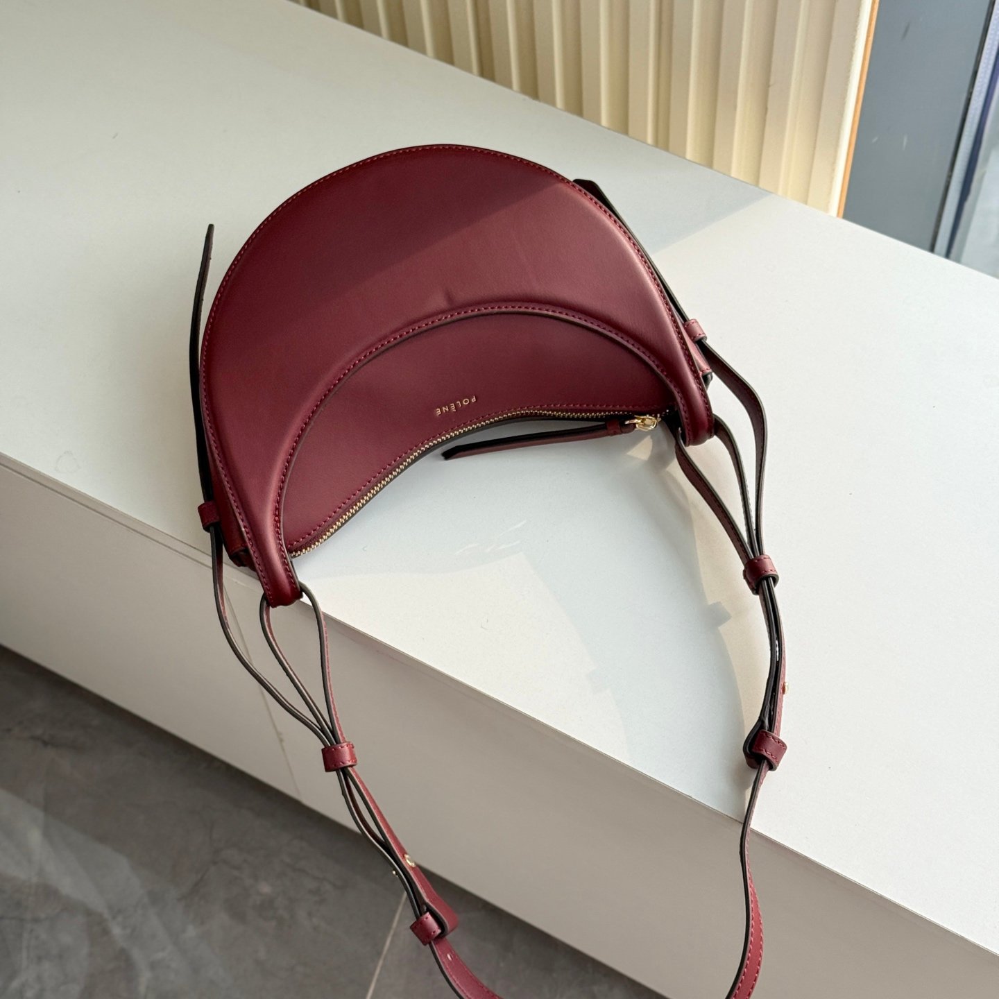 Polène Tonca – Sac en Cuir Grainé Demi-Lune – Image 25