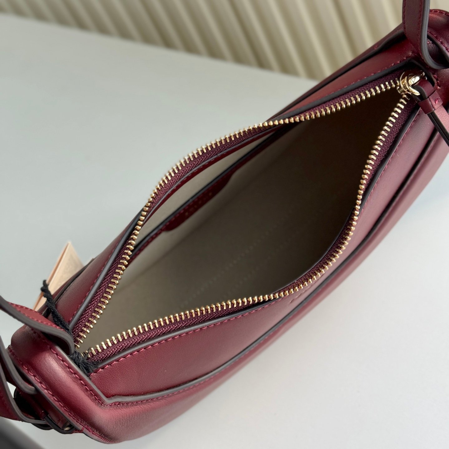 Polène Tonca – Sac en Cuir Grainé Demi-Lune – Image 27