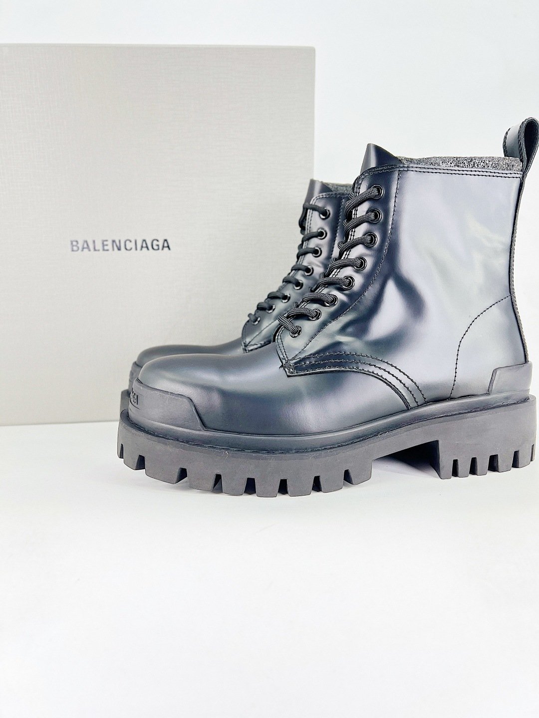 Balenciaga – Bottines Lace-Up à Semelle Épaisse
