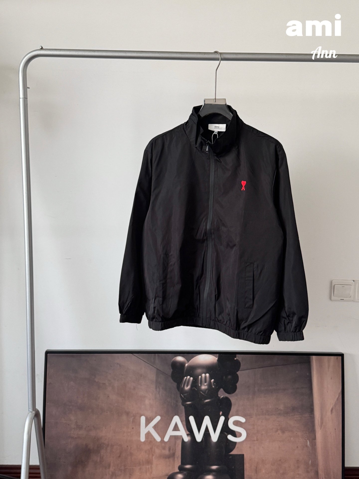 Veste Ami de Cœur – Coupe classique noire avec logo brodé rouge