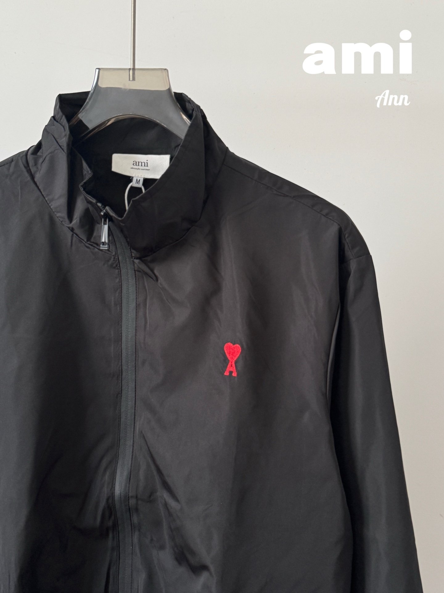 Veste Ami de Cœur – Coupe classique noire avec logo brodé rouge – Image 4