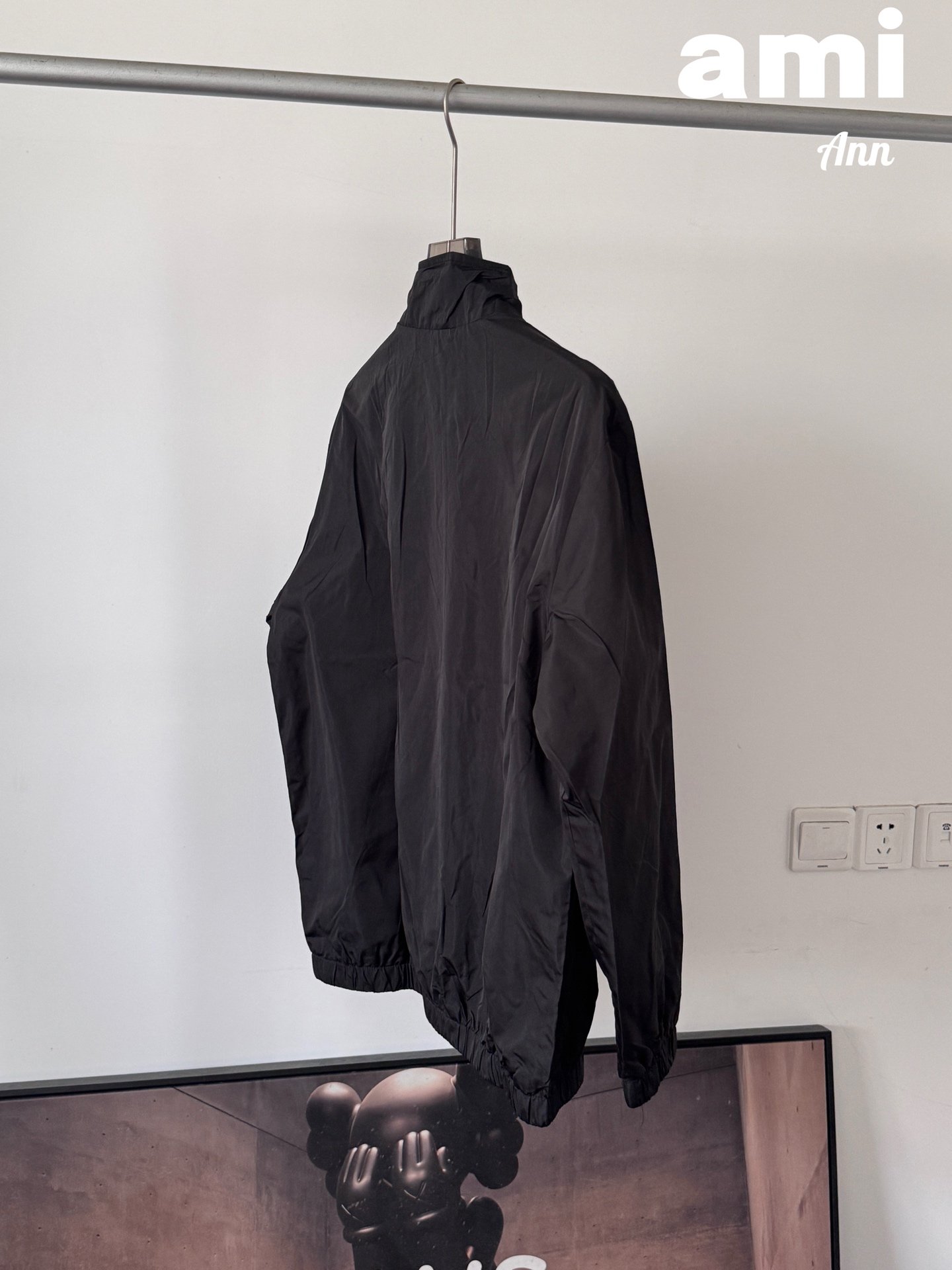 Veste Ami de Cœur – Coupe classique noire avec logo brodé rouge – Image 5