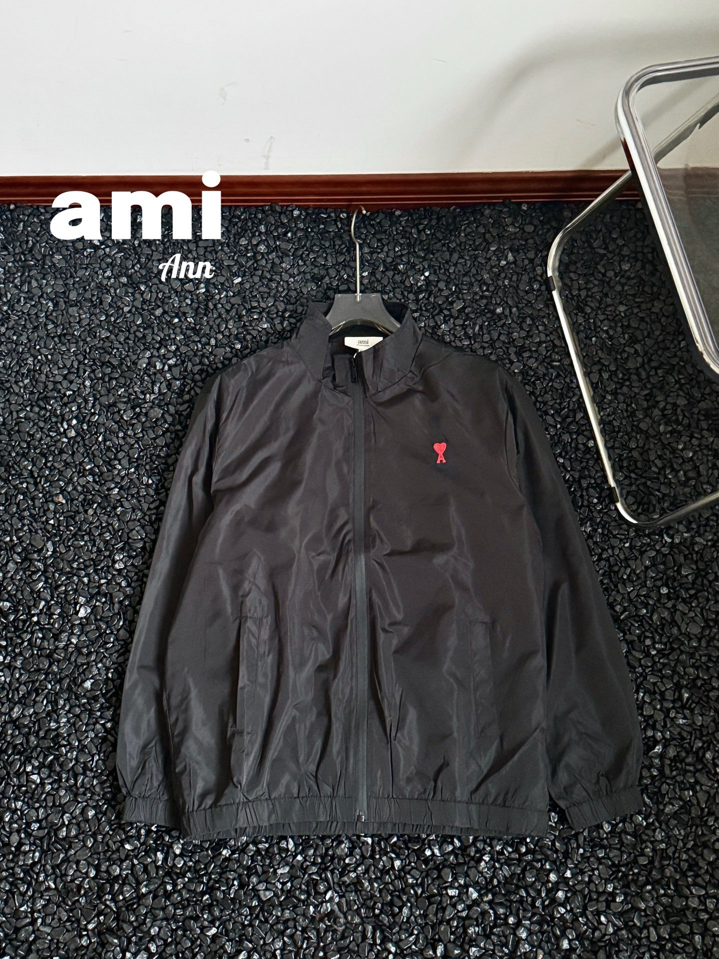 Veste Ami de Cœur – Coupe classique noire avec logo brodé rouge – Image 6