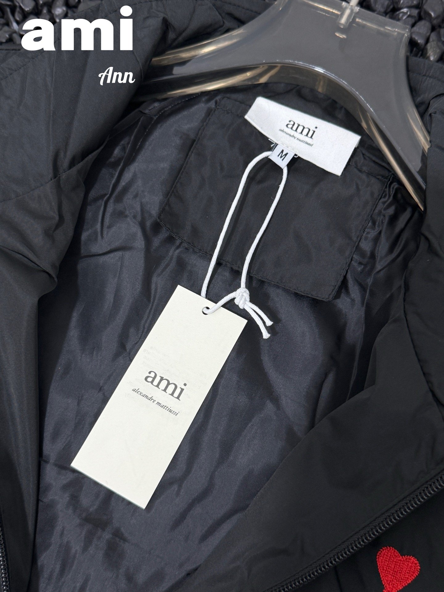 Veste Ami de Cœur – Coupe classique noire avec logo brodé rouge – Image 8