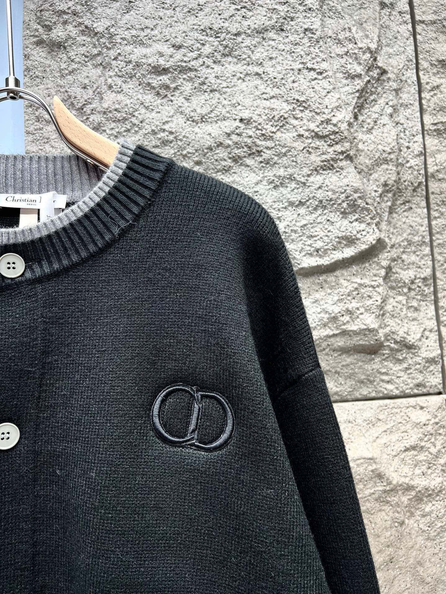 Cardigan Dior en maille fine à boutons – logo CD brodé – Image 4