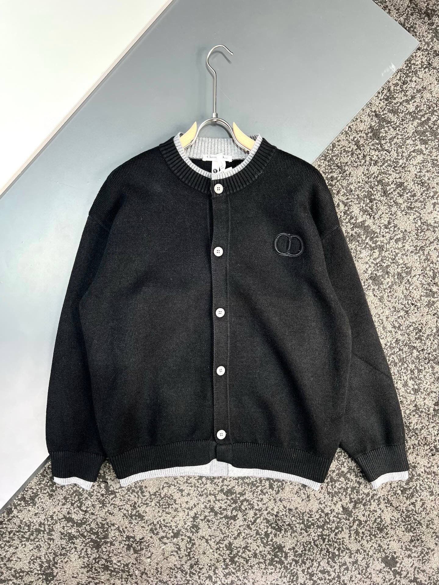 Cardigan Dior en maille fine à boutons – logo CD brodé – Image 9