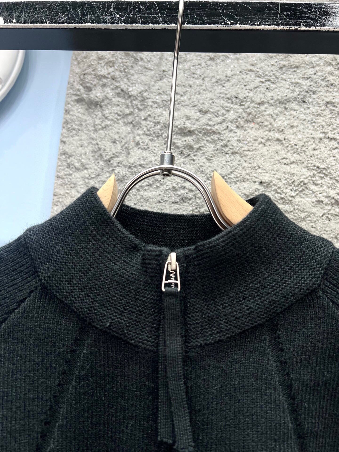 Gilet zippé en maille noire Alo Yoga – col montant et logo brodé – Image 3