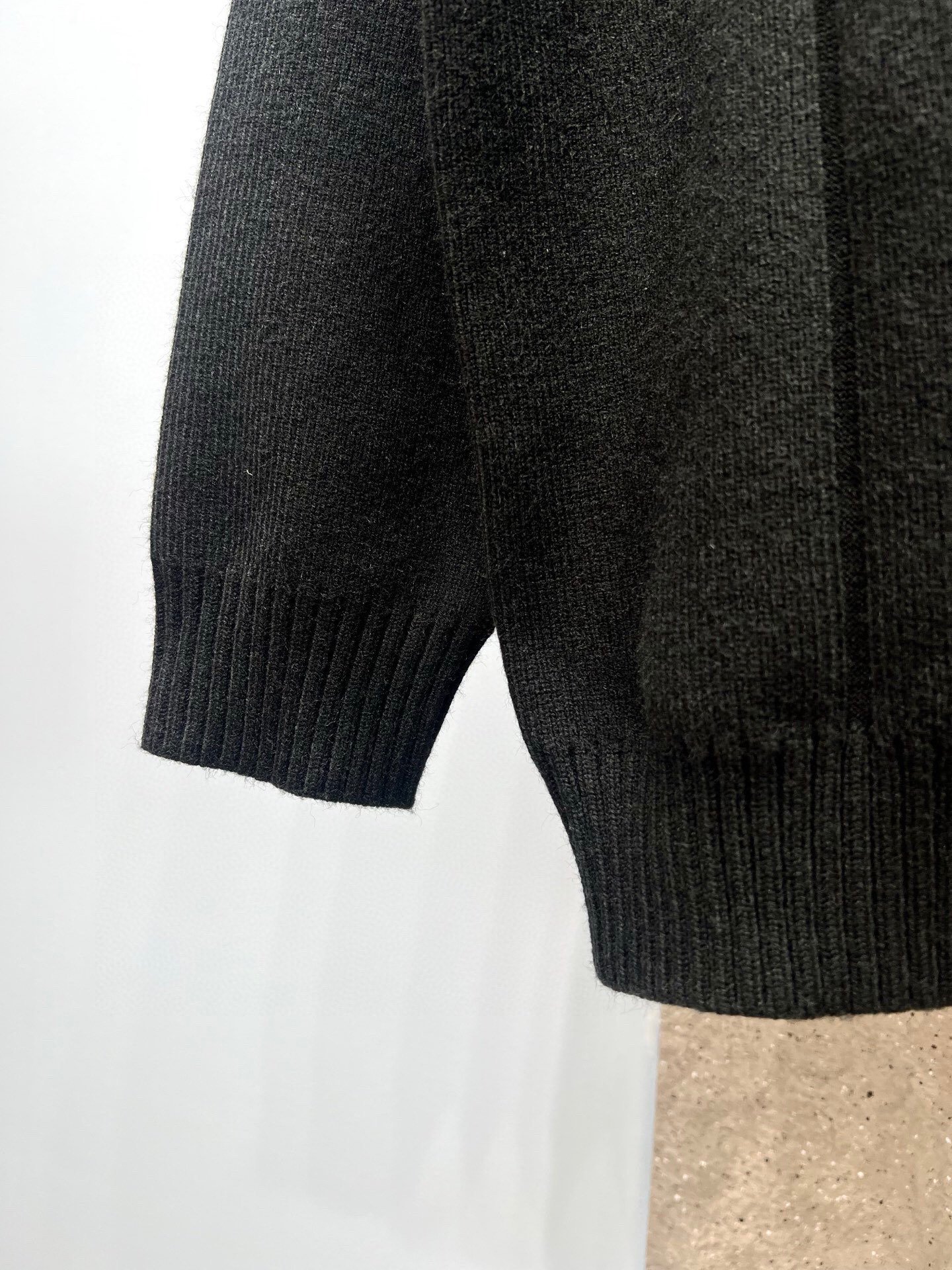 Gilet zippé en maille noire Alo Yoga – col montant et logo brodé – Image 8