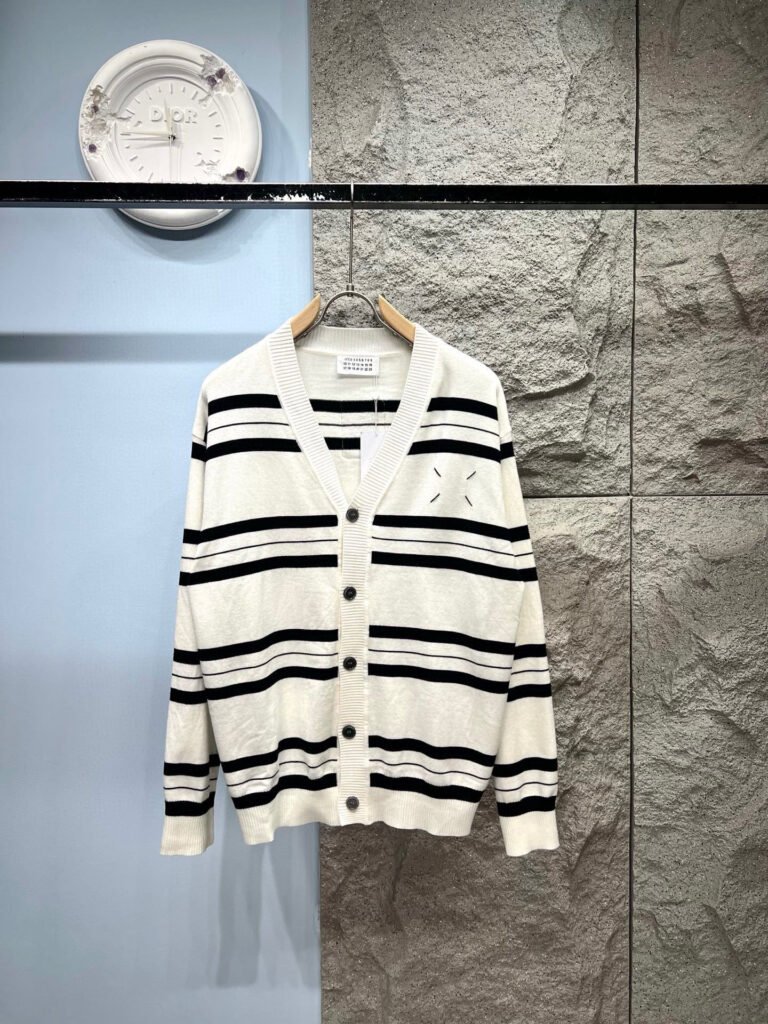 Cardigan rayé Margiela – design chic et moderne