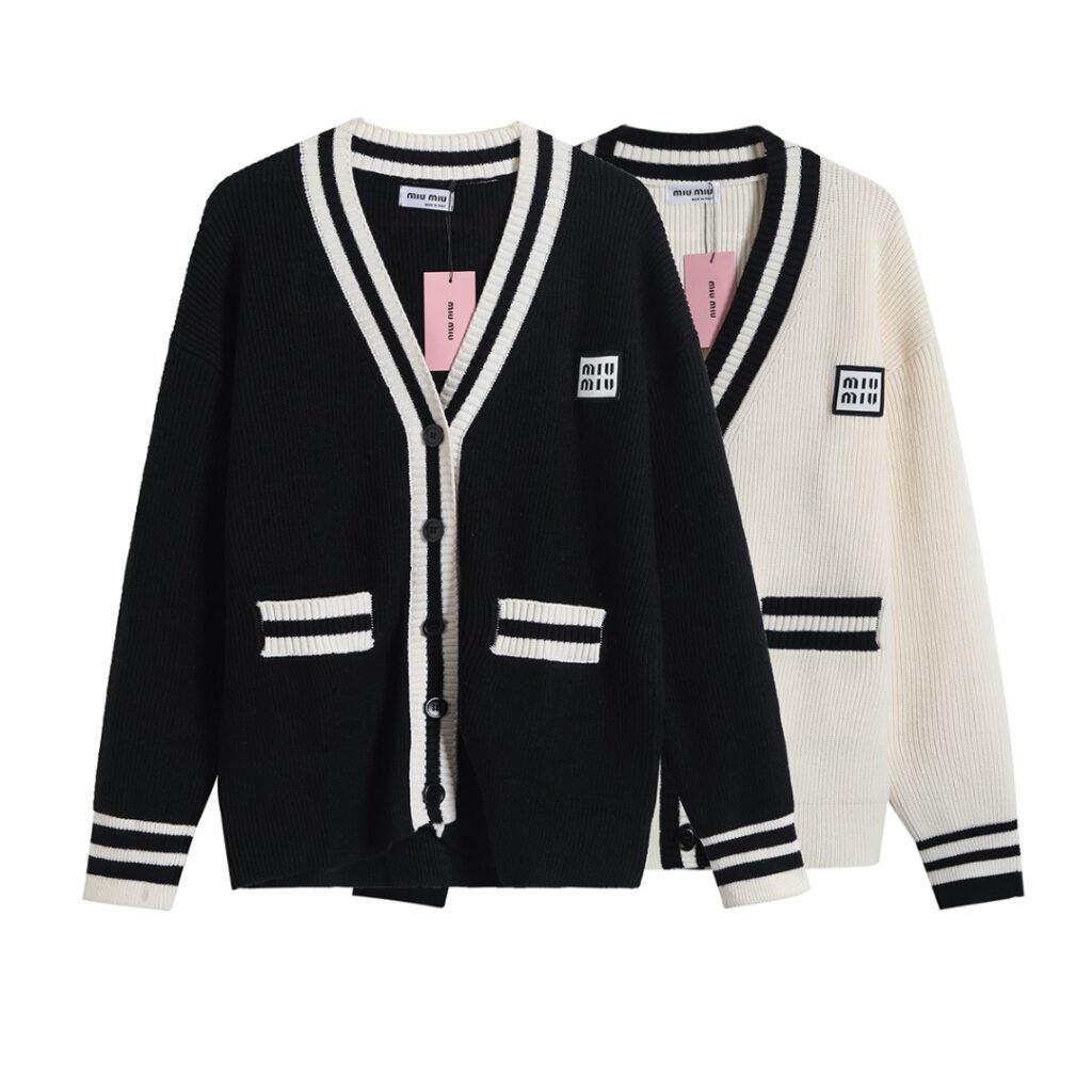 Cardigan Miu Miu rayé à boutons – chic et moderne