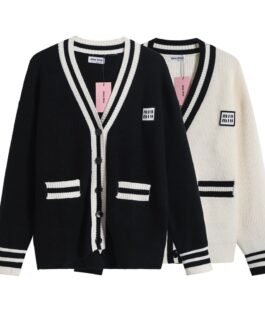 Cardigan Miu Miu rayé à boutons – chic et moderne