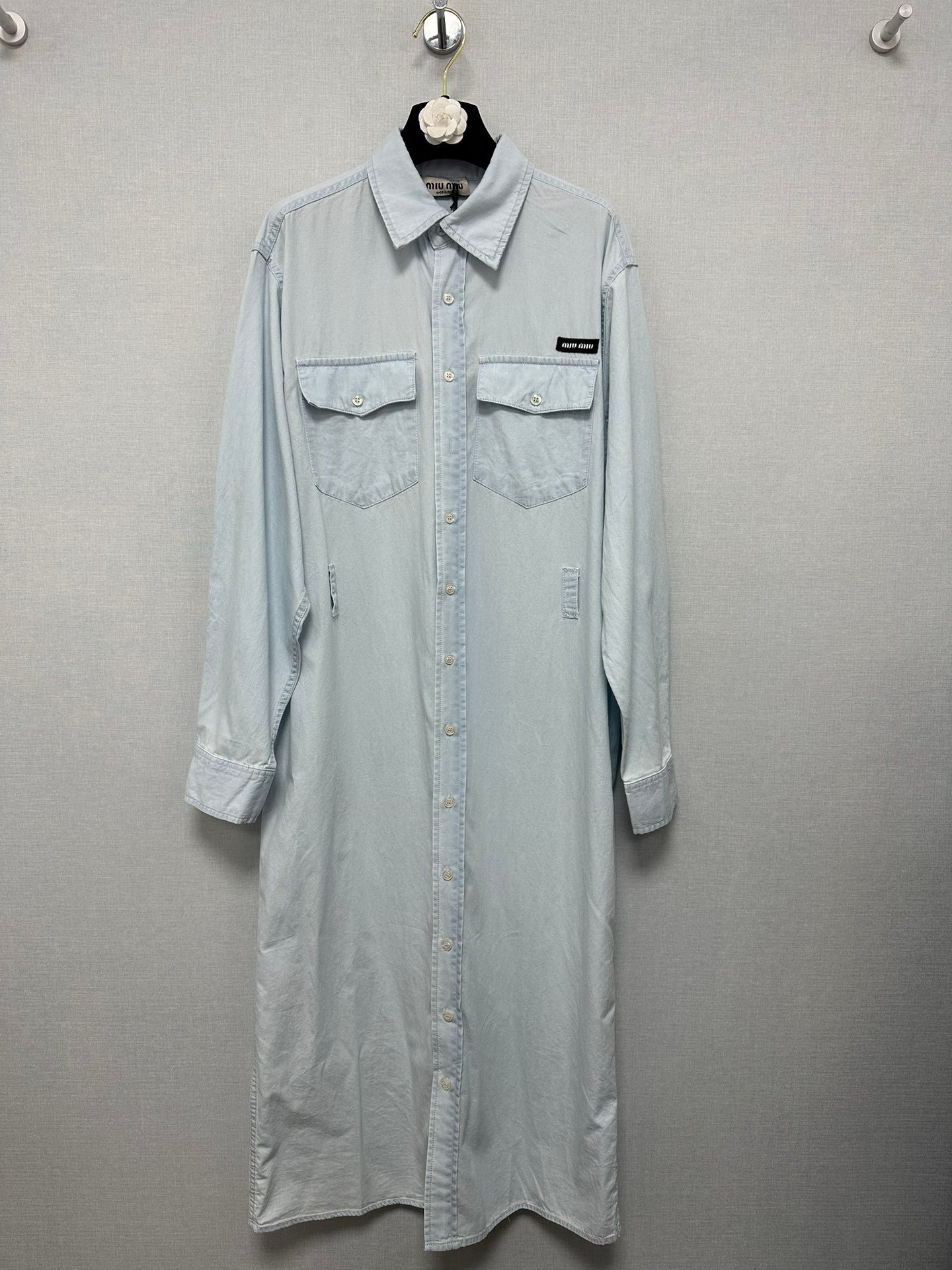 Robe chemise Miu Miu en denim clair – Ceinture amovible