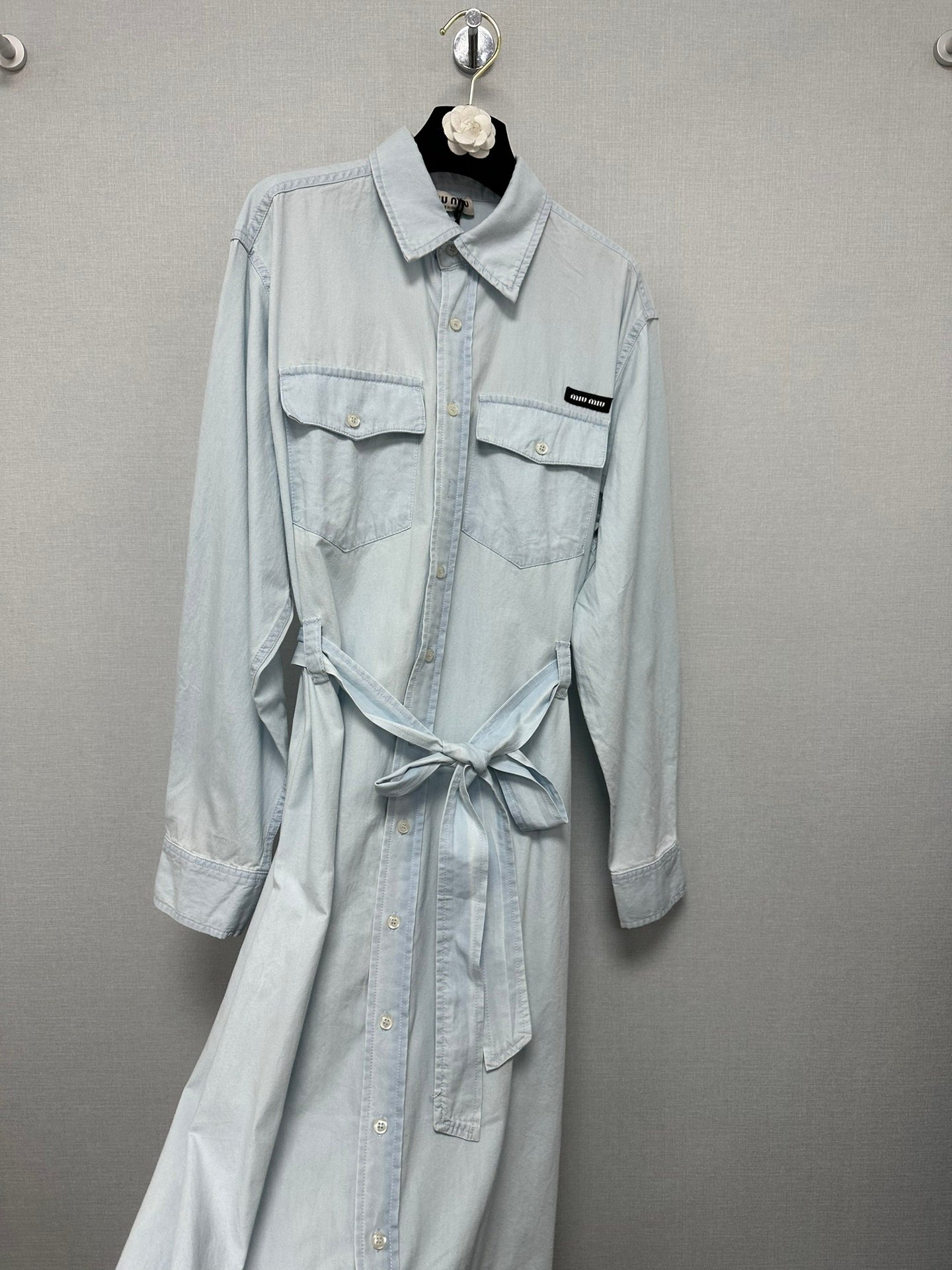 Robe chemise Miu Miu en denim clair – Ceinture amovible – Image 5