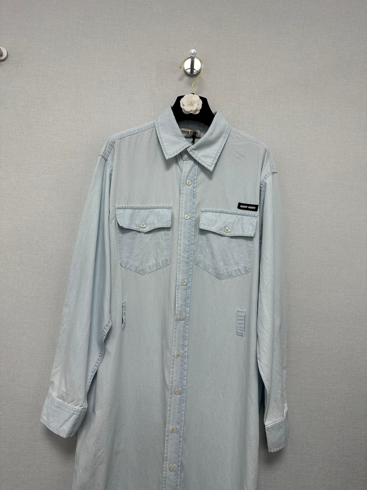 Robe chemise Miu Miu en denim clair – Ceinture amovible – Image 6