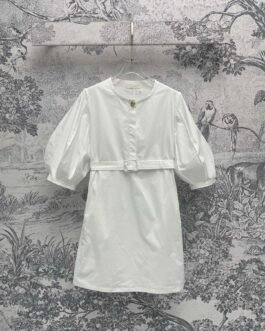 Robe courte Chloé en coton blanc avec ceinture