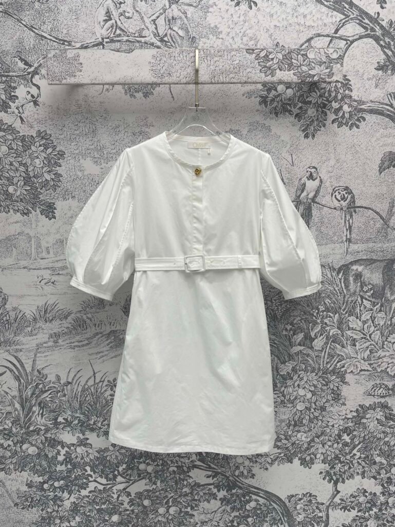 Robe courte Chloé blanche à manches bouffantes et ceinture