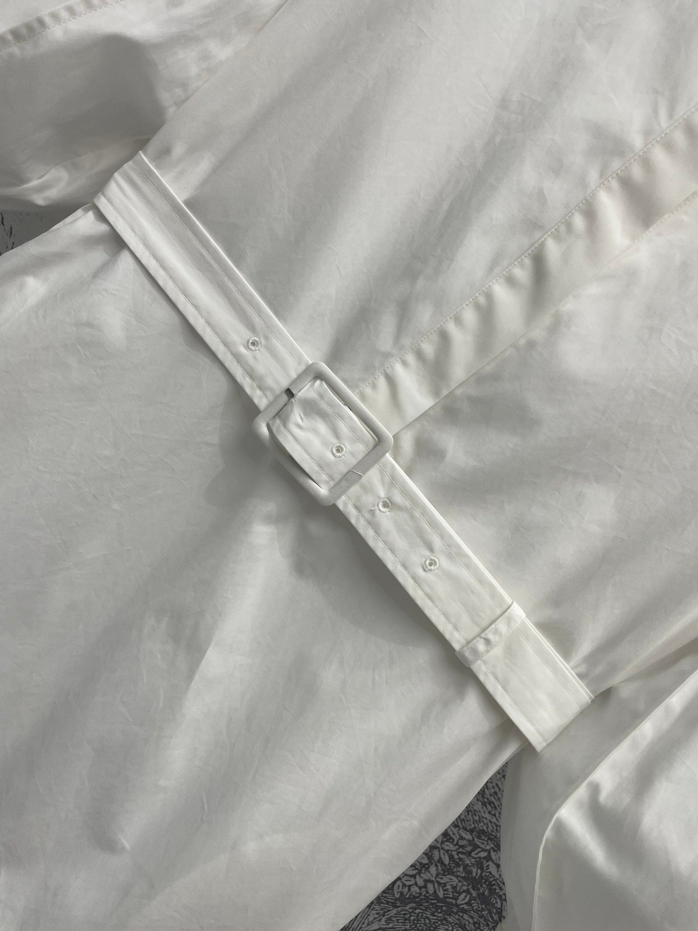 Robe courte ChloĆ© en coton blanc avec ceinture ā Image 3