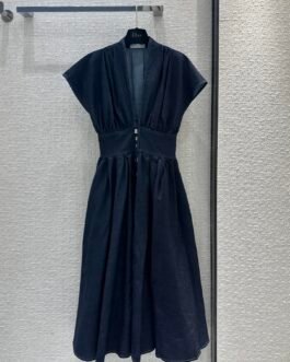 Robe Dior en denim bleu à taille cintrée et boutons dorés