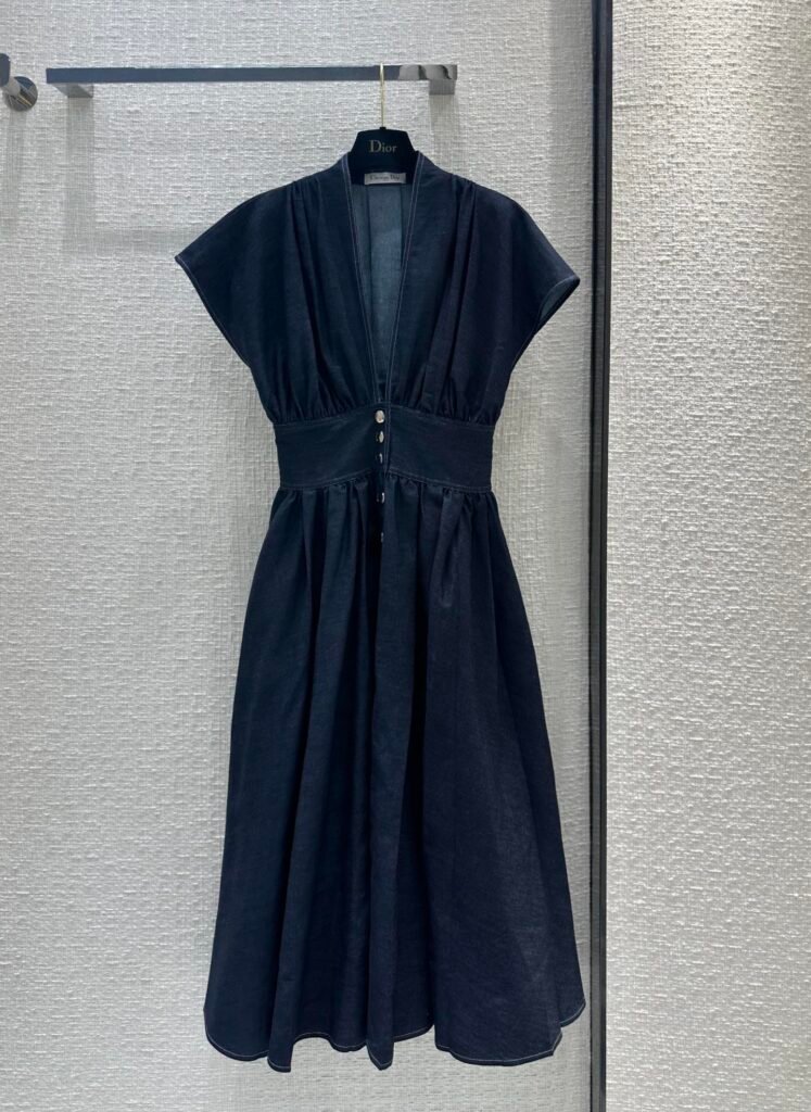 Robe Dior en denim bleu à taille cintrée et boutons dorés