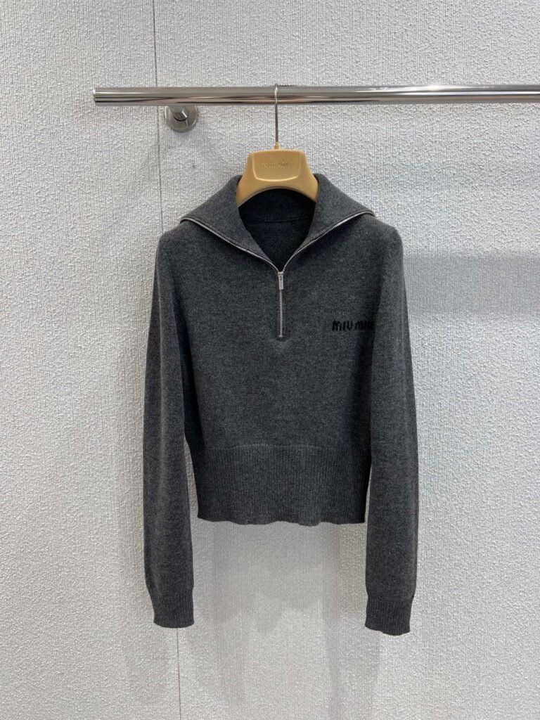 Pull zippé gris Miu Miu en maille douce – Col montant chic et décontracté