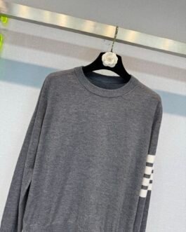 Pull gris Thom Browne à rayures blanches sur la manche – Maille fine avec boutons latéraux