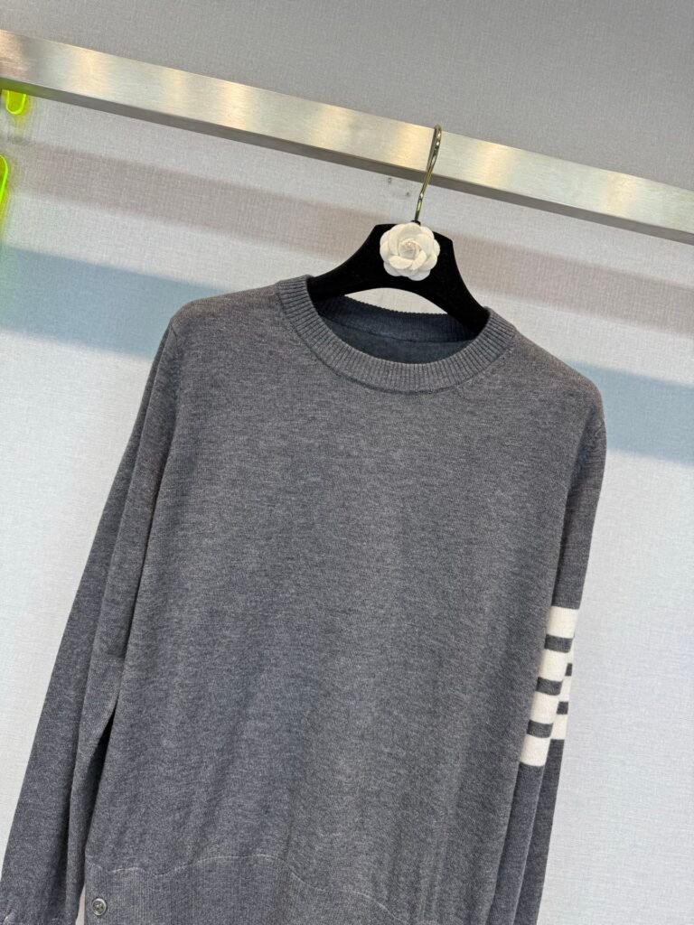 Pull gris Thom Browne à rayures blanches sur la manche – Maille fine avec boutons latéraux