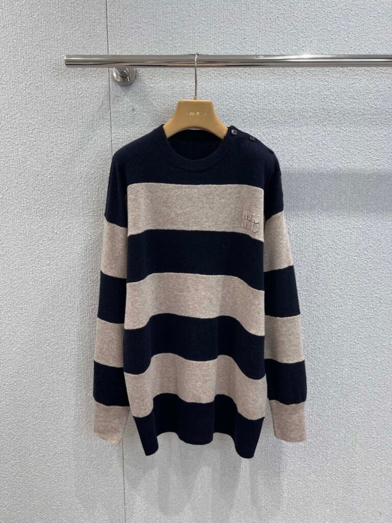 Pull rayé Miu Miu bleu marine et beige – Maille douce avec boutons sur l’épaule
