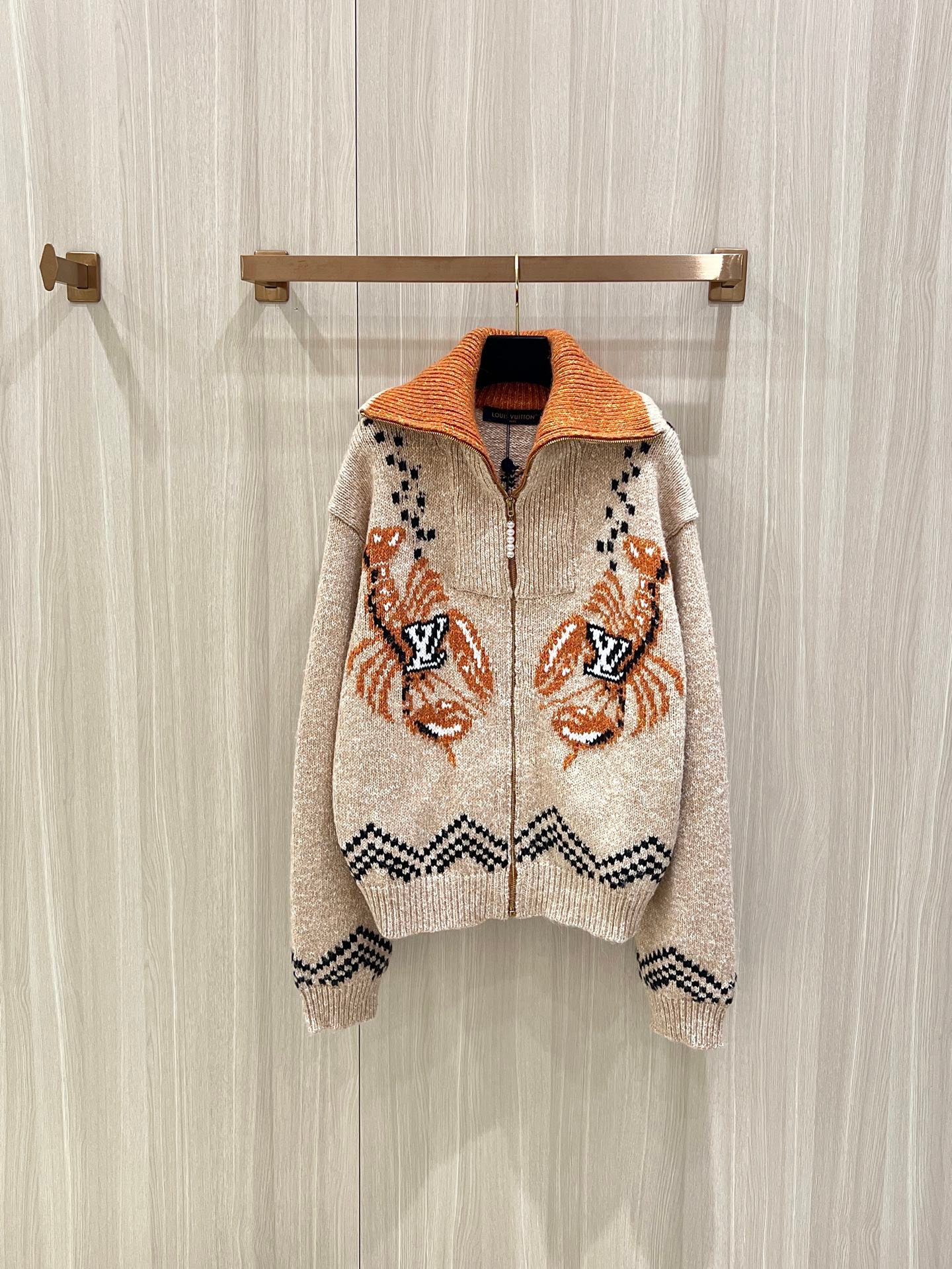Pull zippé Louis Vuitton en maille beige et orange – Motifs graphiques et col montant