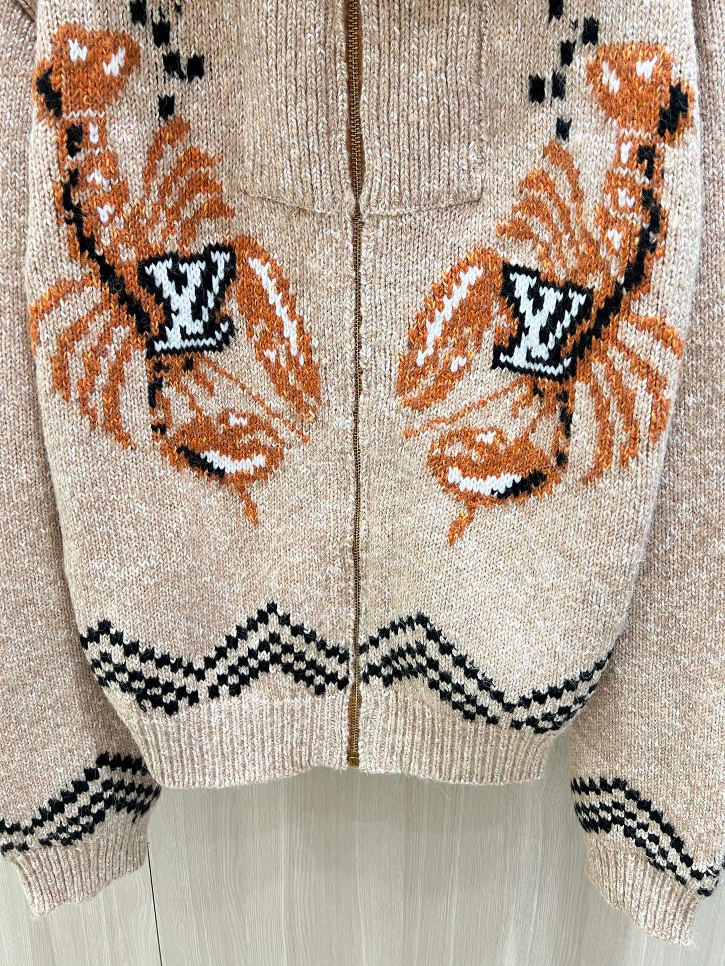 Pull zippé Louis Vuitton en maille beige et orange – Motifs graphiques et col montant – Image 4