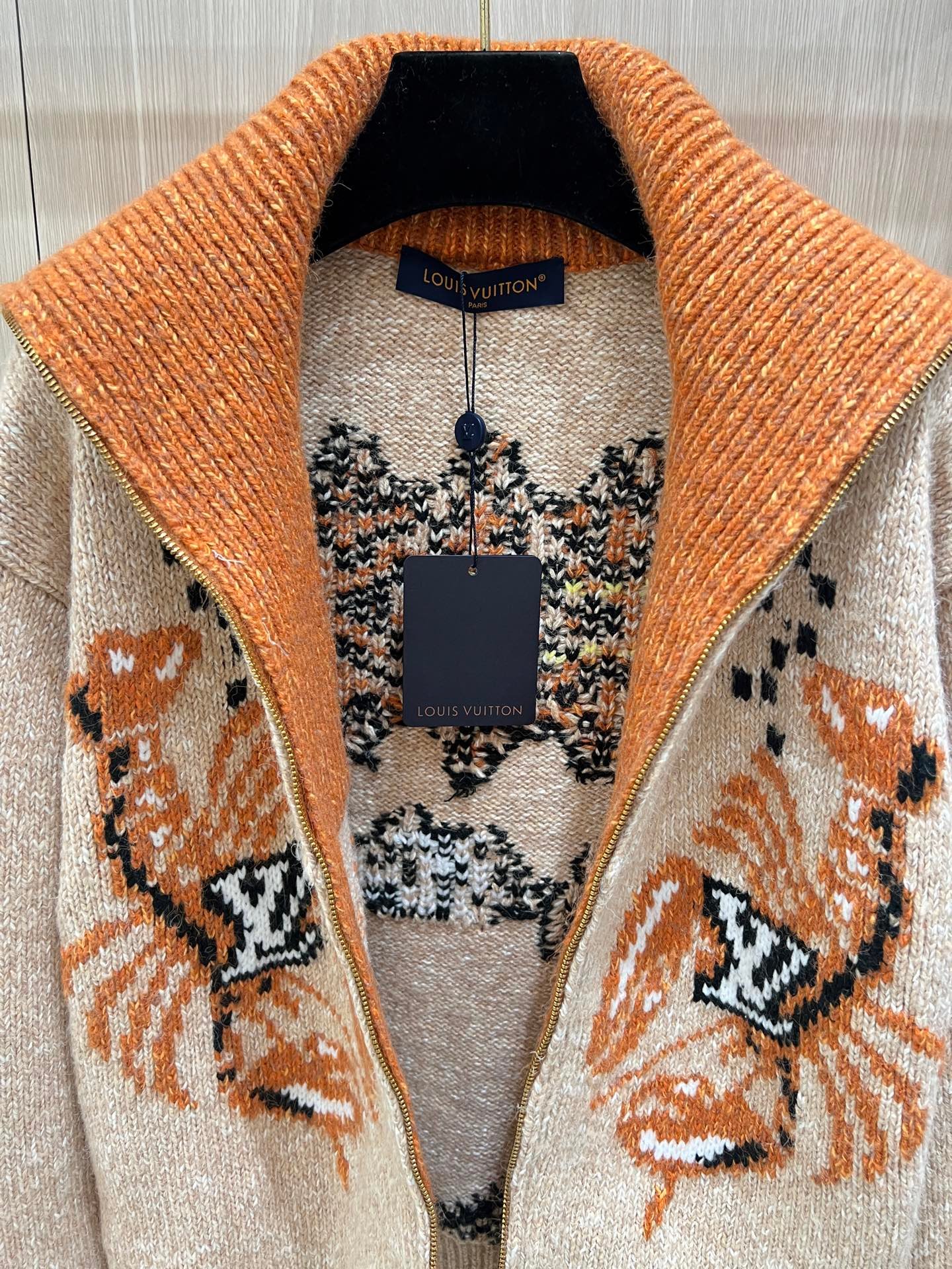 Pull zippé Louis Vuitton en maille beige et orange – Motifs graphiques et col montant – Image 5