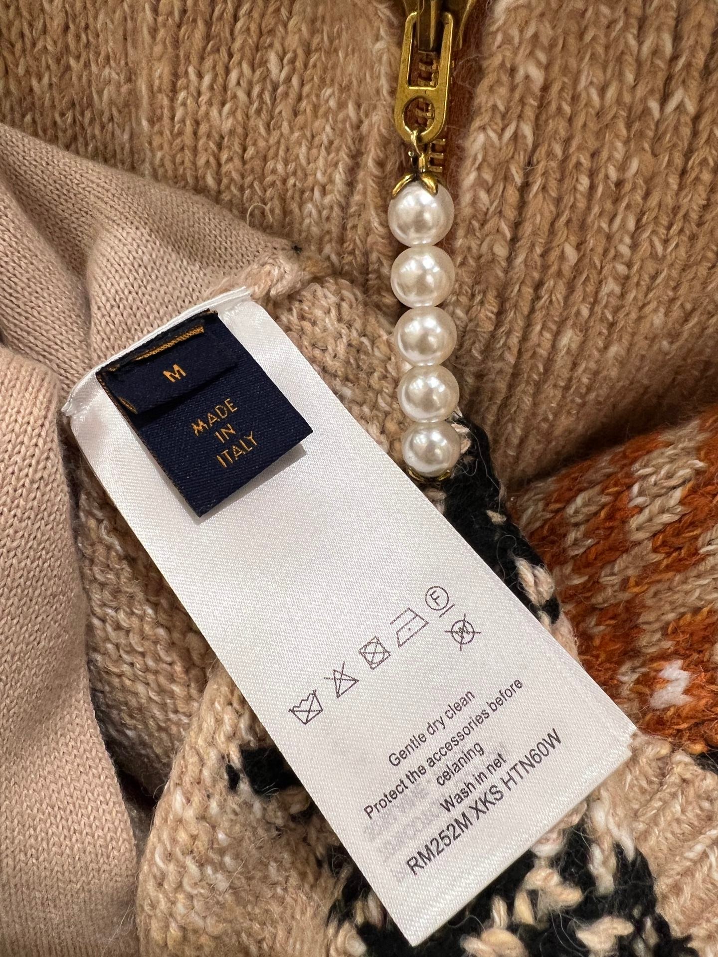 Pull zippé Louis Vuitton en maille beige et orange – Motifs graphiques et col montant – Image 6