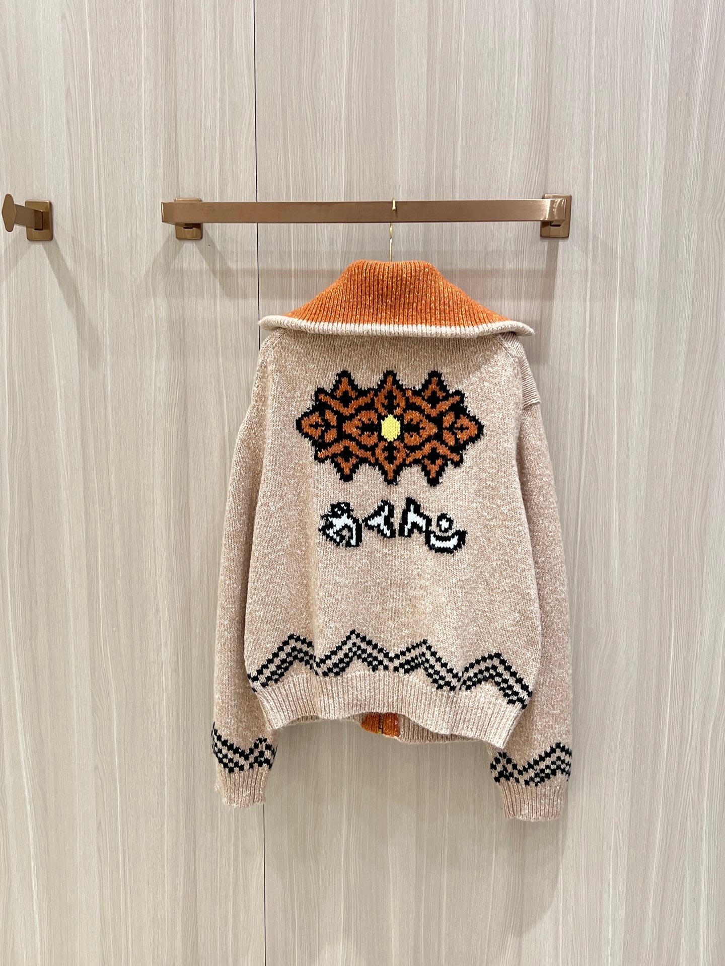 Pull zippé Louis Vuitton en maille beige et orange – Motifs graphiques et col montant – Image 7