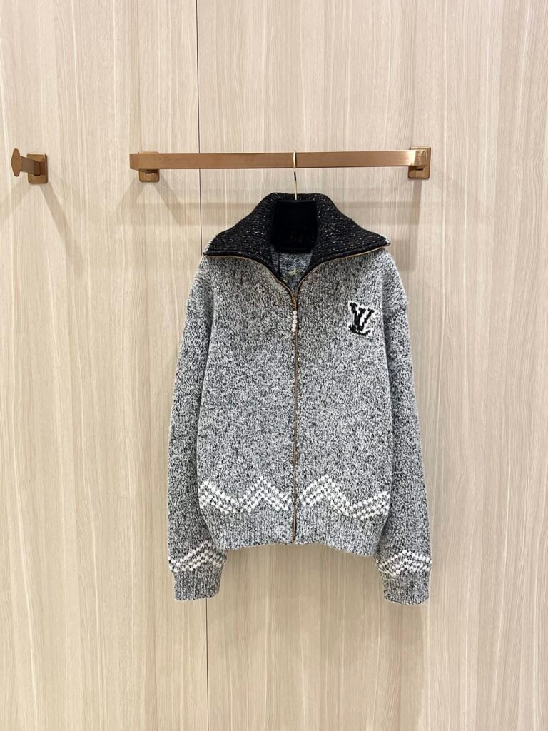 Pull zippé Louis Vuitton gris chiné – Col montant contrastant et motif dos “bateau Vuitton”