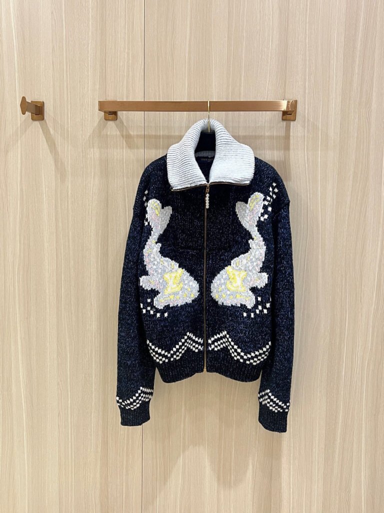 Pull zippé Louis Vuitton noir et gris – Motif lapins brodés et col montant contrastant