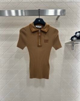 Polo Miu Miu camel en maille côtelée – Col zippé suédé et logo brodé