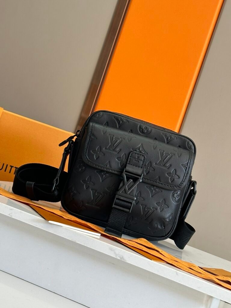 Sacoche Louis Vuitton Monogram Ébène en cuir noir