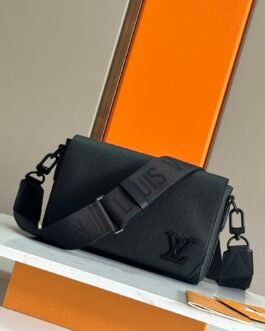 Sacoche Louis Vuitton Taïga cuir grainé noir
