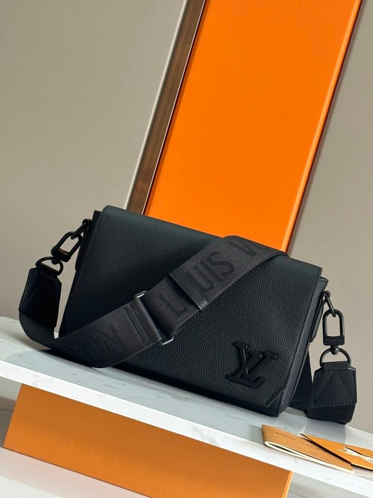 Sacoche Louis Vuitton Taïga cuir grainé noir