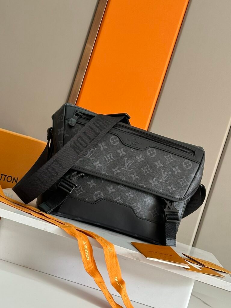 Sacoche Louis Vuitton Messenger Monogram Eclipse en cuir et toile