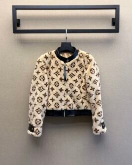 Veste courte Louis Vuitton en fourrure beige monogramme avec finitions cuir noir