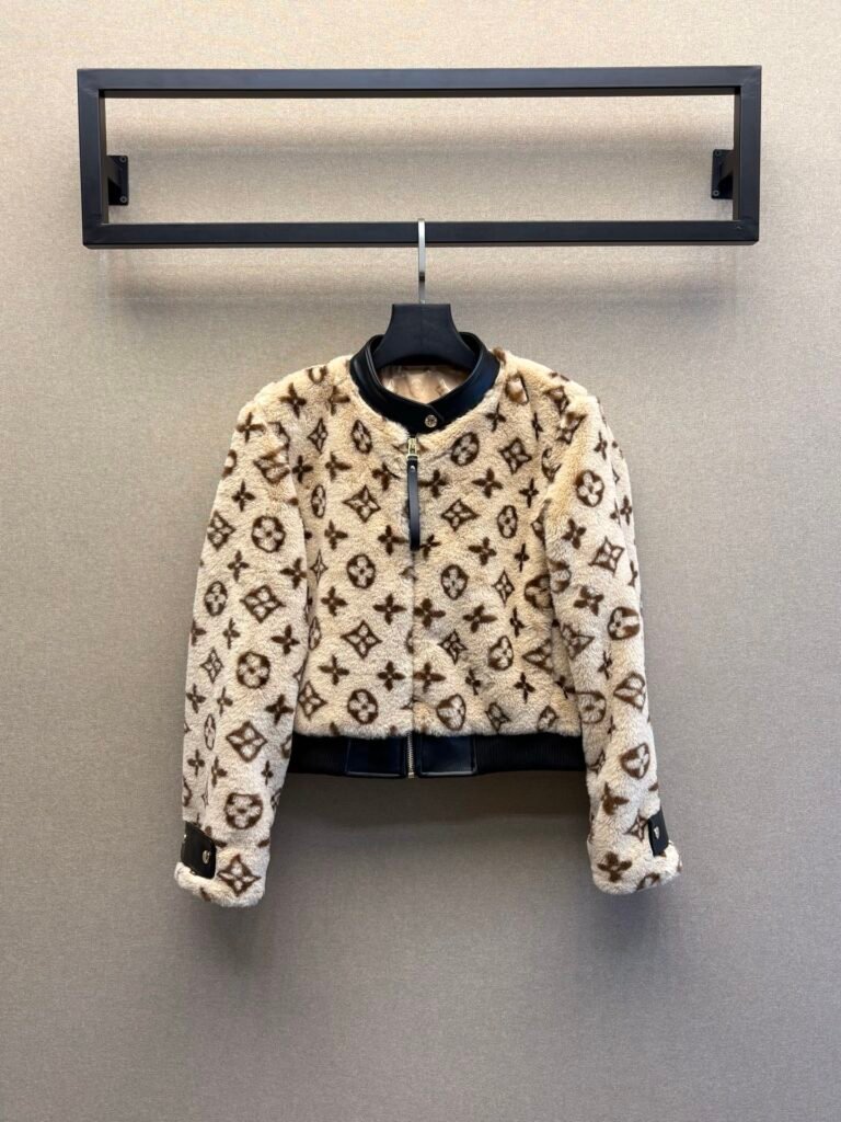 Veste courte Louis Vuitton en fourrure beige monogramme avec finitions cuir noir