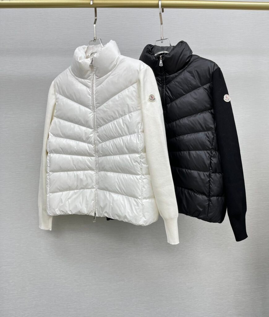 Doudoune légère Moncler en nylon avec manches en maille – blanc ou noir