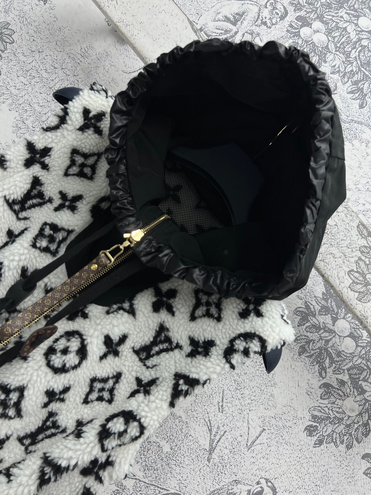 Gilet veste sans manches Louis Vuitton en laine bouclée | Style luxueux et moderne – Image 2