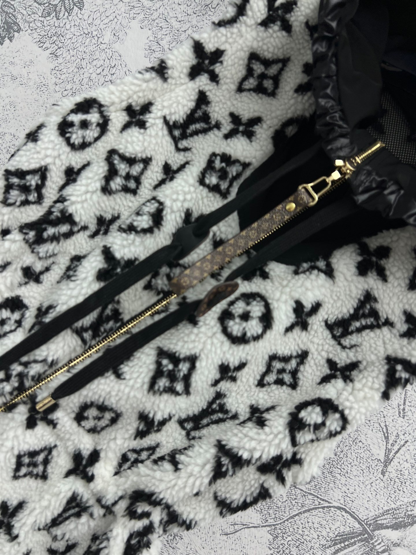 Gilet veste sans manches Louis Vuitton en laine bouclée | Style luxueux et moderne – Image 3