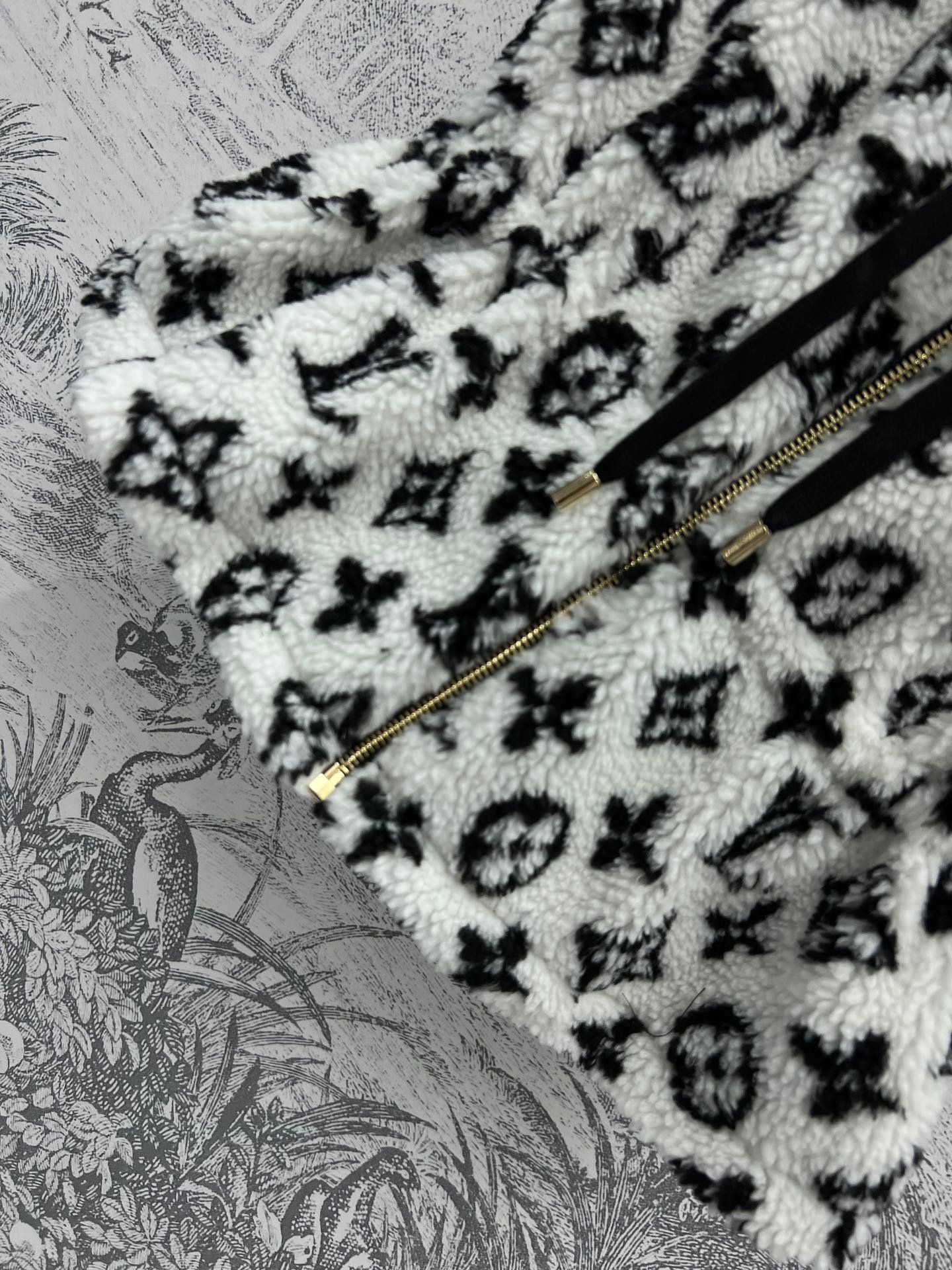 Gilet veste sans manches Louis Vuitton en laine bouclée | Style luxueux et moderne – Image 4