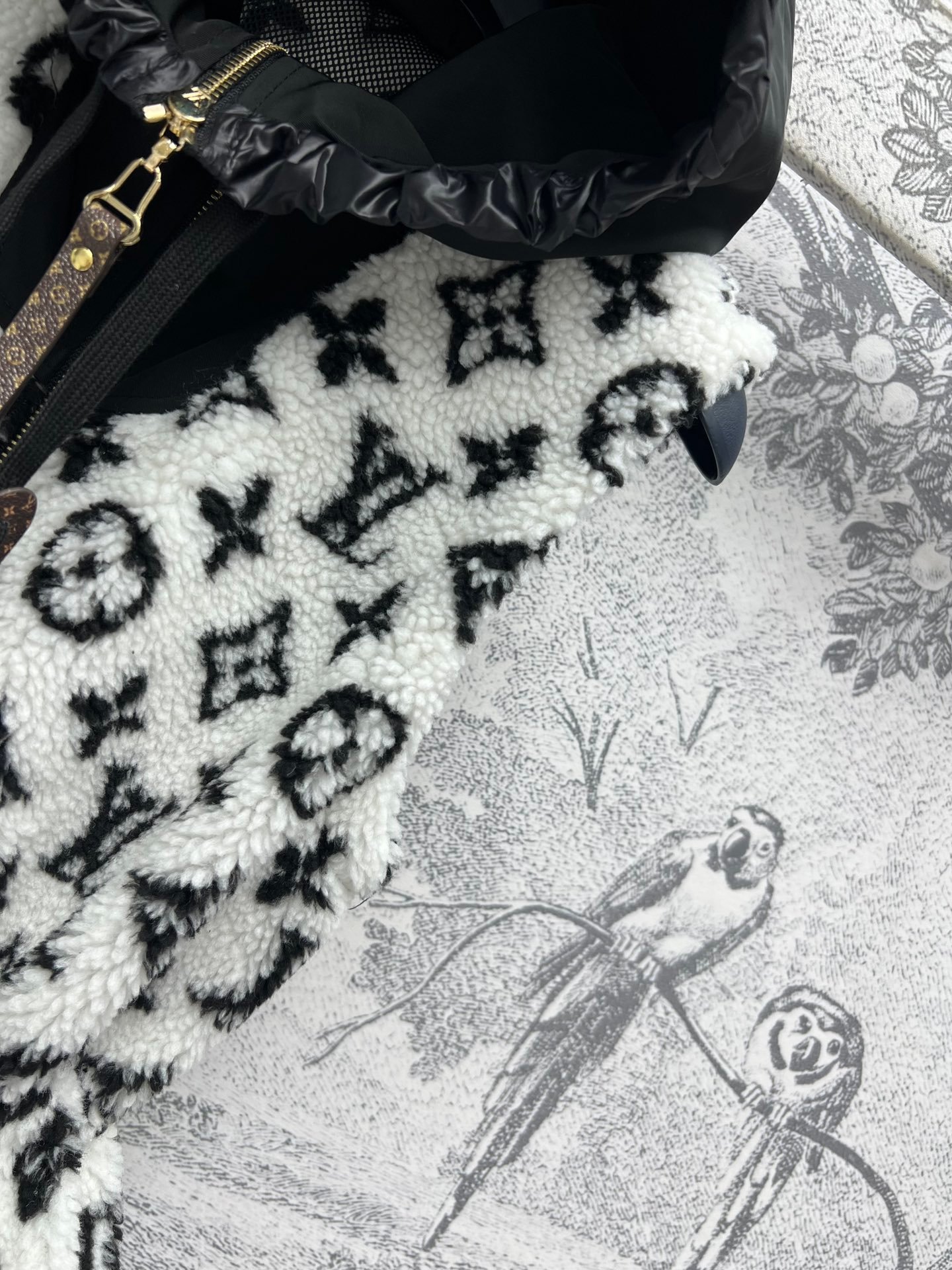 Gilet veste sans manches Louis Vuitton en laine bouclée | Style luxueux et moderne – Image 5