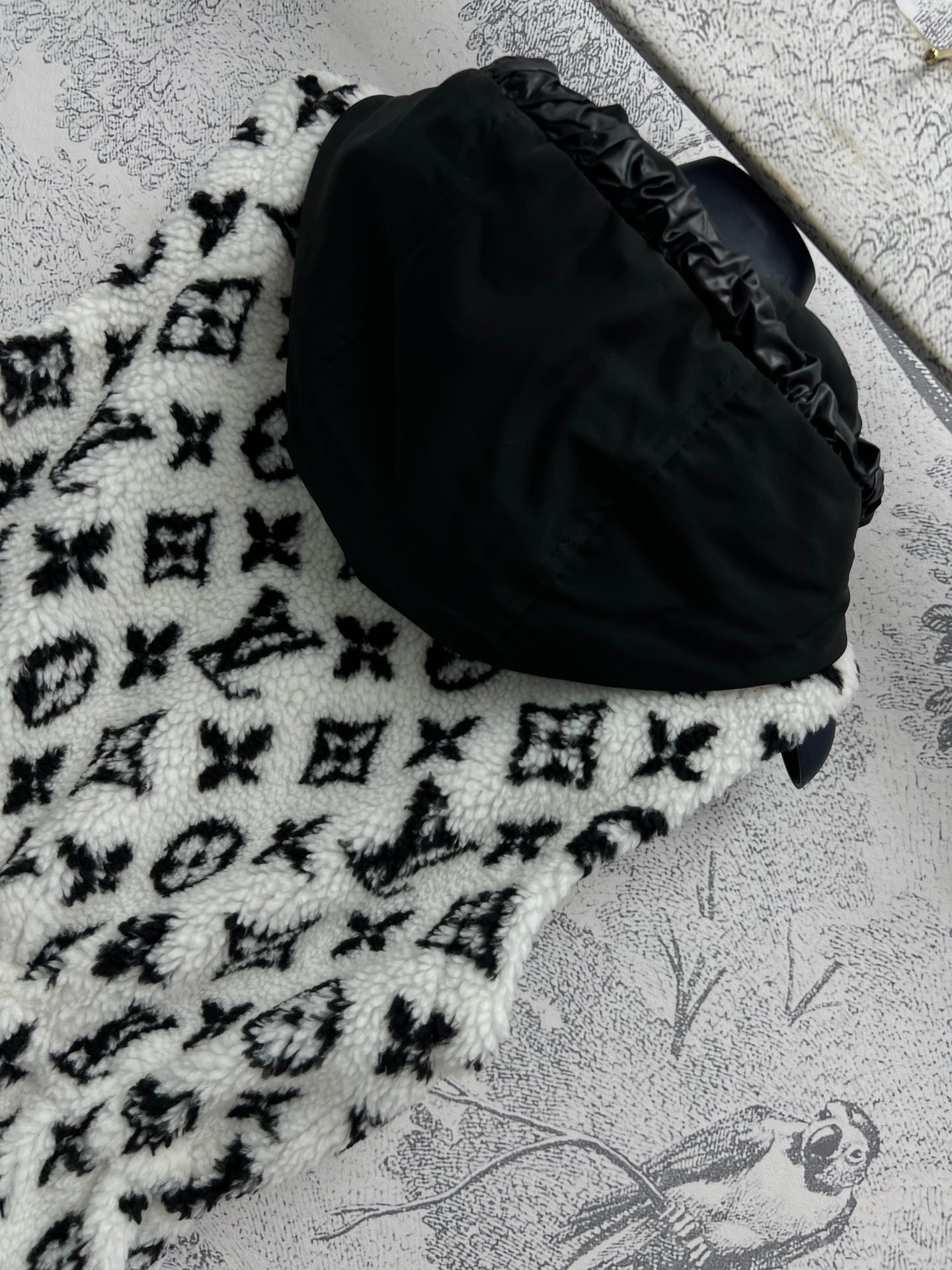 Gilet veste sans manches Louis Vuitton en laine bouclée | Style luxueux et moderne – Image 6