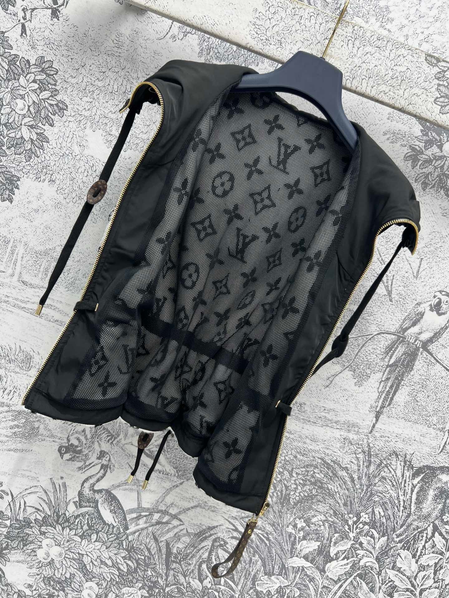 Gilet veste sans manches Louis Vuitton en laine bouclée | Style luxueux et moderne – Image 7